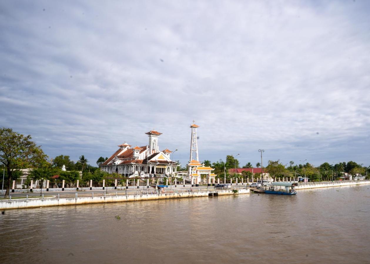 ホテル Khach San Bong Sen Vi Thanh エクステリア 写真