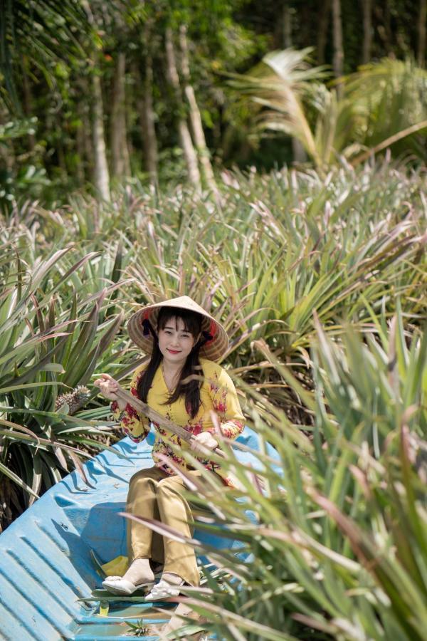ホテル Khach San Bong Sen Vi Thanh エクステリア 写真