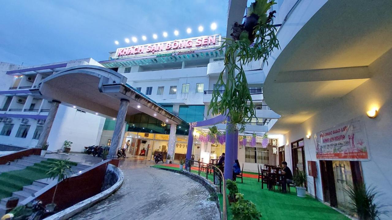 ホテル Khach San Bong Sen Vi Thanh エクステリア 写真