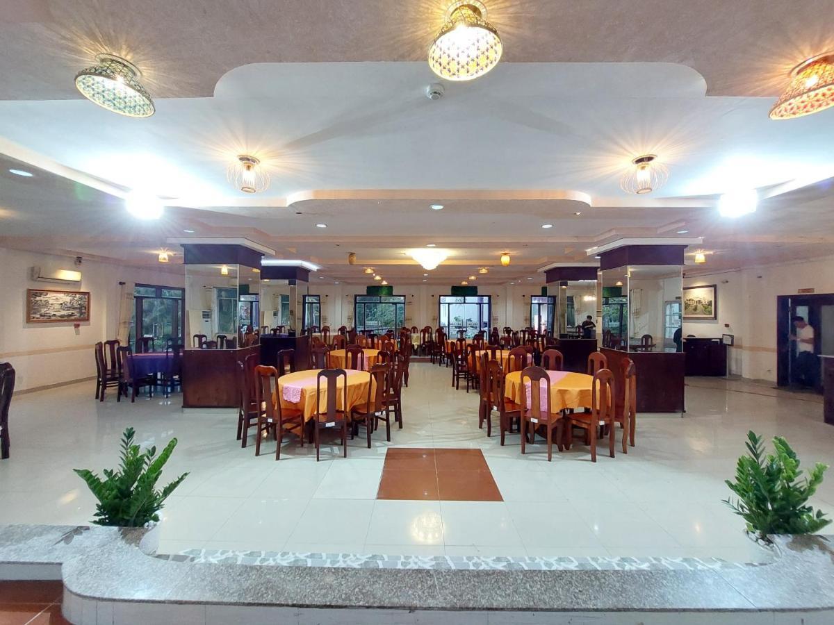 ホテル Khach San Bong Sen Vi Thanh エクステリア 写真